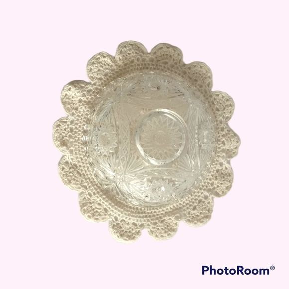 Vintage Bowl Or Serving Dish Clear Cut Glass with Sunburst in Center - Picture 3 of 4